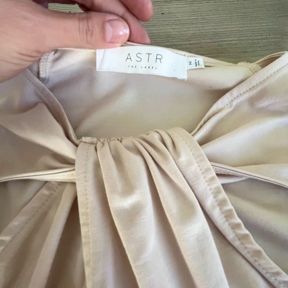 NWOT- ASTR THE LABEL- Multicutout long sleeve bodysuit in bone- Size M - Picture 4 of 7